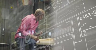 Değişen numaraların animasyonu, çeşitli iş arkadaşları yel değirmeni projesinin 3D modelini tartışıyor. Dijital bileşik, grafikler, değişen sayı, takım çalışması, planlama, sürdürülebilir ve teknoloji kavramı.