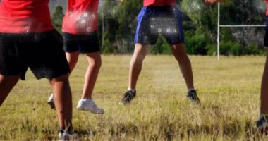 Animasyon ikili kodlar çeşitli koçlar üzerinden oyunculara sahada ısınma egzersizleri yaptırıyor. Dijital bileşik, çoklu pozlama, bilgisayar dili, spor, rekabet ve teknoloji kavramı.