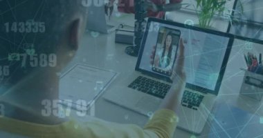 Değişen numaraların animasyonu, bağlı küreler, video görüşmesinde tartışan çeşitli kadın iş arkadaşları. Dijital bileşik, çoklu pozlama, iş, küreselleşme, iletişim ve teknoloji kavramı.