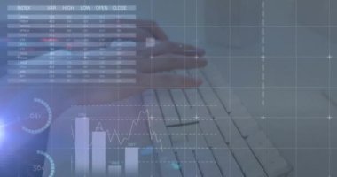 Ofiste klavyede daktilo yazan bir adamın orta bölümüne karşı istatistiksel veri işleme animasyonu. Bilgisayar arayüzü ve iş veri teknolojisi kavramı