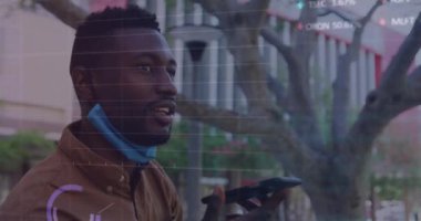 Afro-Amerikan bir adamın sokakta akıllı telefondan konuşması üzerine borsa veri işleme animasyonu. Küresel ekonomi ve iş veri teknolojisi kavramı