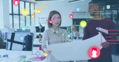 Profil simgelerinin ve mesaj kutularının animasyonu, farklı mimarların bina planlarını tartışması. Dijital bileşik, çoklu pozlama, iş, planlama, meslek ve takım çalışması kavramı.