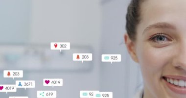 Kafkasyalı bir kadının gülümseyen yarı yüz portresine karşı yüzen sosyal medya simgelerinin animasyonu. Sosyal medya ağı ve iş teknolojisi kavramı