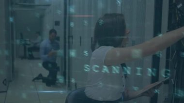 Sunucu odasında çalışan çeşitli erkek ve kadın mühendislere karşı veri işleme animasyonu. Siber güvenlik ve iş veri depolama teknolojisi kavramı