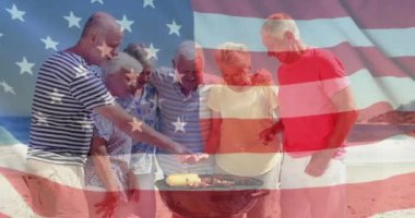 Yaz aylarında çeşitli kıdemli dostların kumsalda bayrak sallaması. Usa, Amerikan çeşitliliği, ulusal bayrak ve vatanseverlik kavramı dijital olarak oluşturulmuş video.