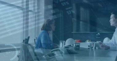 Muhtelif adamların ofislerinde fikirleri tartışan meslektaşlarına yürümeleri üzerine bilgi arayüzü animasyonu. Dijital bileşim, iş dünyası, rapor, ilerleme, veri, takım çalışması, teknoloji, planlama, toplantı.