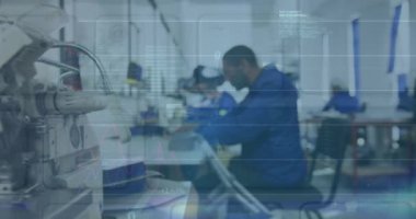 Grafiklerin animasyonu, ikili kodlar ve bilgisayar dili, fabrikada çalışan Afrikalı Amerikalılar. Dijital bileşik, çoklu pozlama, rapor, iş, kodlama, programlama dili ve teknoloji.