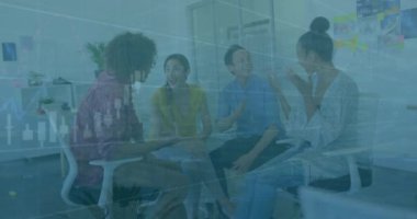 Birden fazla grafik animasyonu, çeşitli iş arkadaşlarının tartışması ve beşlik çakması. Dijital bileşik, çoklu pozlama, rapor, iş dünyası, takım çalışması ve borsa konsepti.