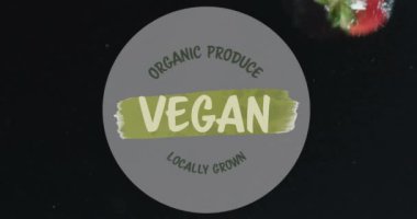 Suya düşen meyve üzerine vegan yemek metninin animasyonu. Sağlıklı beslenmek, vejetaryen gıdalar ve dijital olarak üretilen taze fruti konsepti..