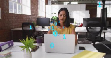 İkili kodların animasyonu ofiste dizüstü bilgisayarda çalışan düşünceli melez kadının üzerinde. Dijital bileşik, çoklu pozlama, iş dünyası, bilgisayar dili, soyut ve teknoloji kavramı.