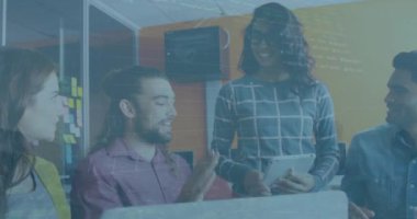 Grafiklerin ve ticaret kurulunun çeşitli iş arkadaşlarının tartışması ve el ele tutuşması. Dijital bileşik, çoklu pozlama, rapor, iş dünyası, takım çalışması ve borsa konsepti.