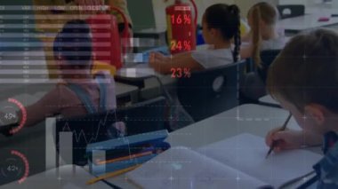 Bilgi arayüzü animasyonu, öğrencilere yangın söndürücüyü açıklayan çeşitli itfaiyeciler. Dijital kompozit, rapor, iş dünyası, küresel, çocukluk, okul ve farkındalık kavramı.