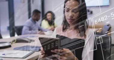 Grafiklerin animasyonu, daireler yüklemek, rakamları değiştirmek, çift ırklı kadının dijital tablette kaydırması. Dijital bileşik, çoklu pozlama, rapor, iş, büyüme, ilerleme ve teknoloji kavramı.