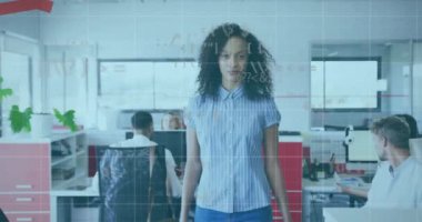 Ofisteki çeşitli iş adamları üzerinde kırmızı çizgiler ve veri işleme animasyonu. Küresel iş, finans, hesaplama ve veri işleme kavramı dijital olarak oluşturulmuş video.