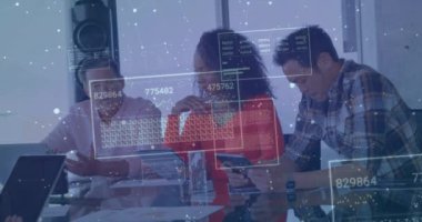 Sayılar ve grafiklerle ekranların animasyonu ofiste tartışan çeşitli meslektaşlar üzerinde. Dijital bileşim, iş dünyası, rapor, veri, tablet, planlama, fikirler, takım çalışması ve teknoloji.