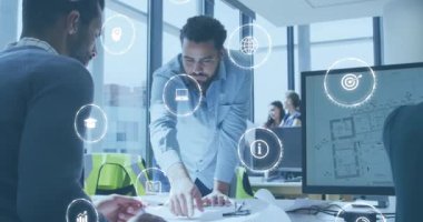 Ofisteki planlar üzerinde tartışan çeşitli mimarlar üzerinde daireler çizen ikon animasyonu. Dijital bileşik, çoklu pozlama, küreselleşme, planlama, takım çalışması, eğitim ve iş konsepti.