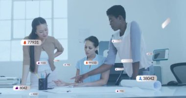 Birden fazla tebligat çubuğunun animasyonu, çeşitli kadın mimarlar kat planı hakkındaki fikirlerini paylaşıyorlar. Dijital bileşik, çoklu pozlama, sosyal medya anımsatıcı, takım çalışması ve teknoloji kavramı.