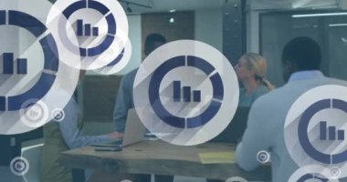 Ofisteki raporları tartışan farklı iş arkadaşları üzerinde daireler çizerek grafik simgesinin canlandırılması. Dijital bileşik, çoklu pozlama, iş, şekil, planlama, takım çalışması ve teknoloji kavramı.