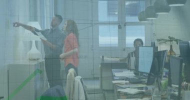 Kafkas meslektaşlarının beyin fırtınası yaparak büyümeyi temsil eden yeşil çizgi grafiklerinin animasyonu. Dijital bileşim, iş, ilerleme, rapor, tartışma, tablet, planlama, takım çalışması ve ofis.