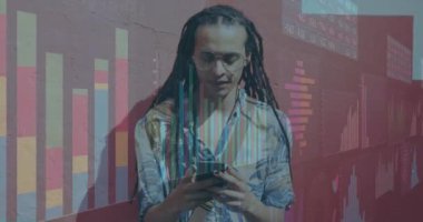 Sokakta akıllı telefon kullanan melez bir adama karşı istatistiksel veri işleme animasyonu. Bilgisayar arayüzü ve iş veri teknolojisi kavramı