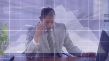 Hayal kırıklığına uğramış Afro-Amerikan iş adamına karşı istatistiksel veri işleme animasyonu. Bilgisayar arayüzü ve iş veri teknolojisi kavramı