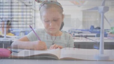 Bilgi arayüzü animasyonu, beyaz kız deftere yazıyor ve kağıt yel değirmenine bakıyor. Dijital bileşik, çocukluk, rapor, iş, küresel, okul, sürdürülebilir enerji kavramı