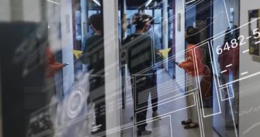 Grafiklerin animasyonu, dairelerin yüklenmesi ve numaraların değiştirilmesi, koridorda tartışan çeşitli iş arkadaşları. Dijital bileşik, rapor, iş, büyüme, ilerleme, planlama, takım çalışması ve teknoloji kavramı.