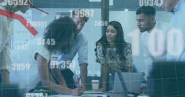 Ofisteki çeşitli iş adamları üzerinde kırmızı çizgiler ve veri işleme animasyonu. Küresel iş, finans, hesaplama ve veri işleme kavramı dijital olarak oluşturulmuş video.