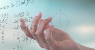 Matematiksel denklemlerin animasyonu bir elin gradyan arka planına yakın bir şekilde yüzüyor. Okul ve eğitim kavramı