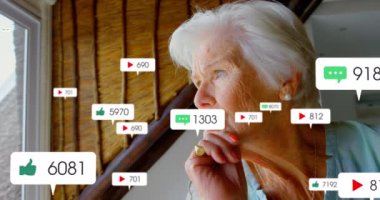 Numaraları değiştirmenin animasyonu, bildiri barlarında ikonlar, yaşlı düşünceli beyaz kadın. Dijital kompozit, çoklu pozlama, sosyal medya anımsatıcı ve emeklilik kavramı.