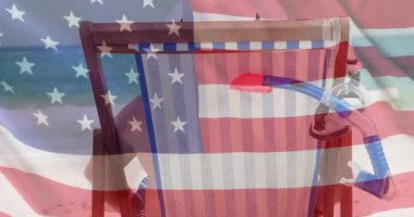 Yazın kumsalda güverte koltuğunda oturan Kafkasyalı yaşlı adam üzerinde ABD bayrağının canlandırılması. Usa, Amerikan vatanseverliği, ulusal bayrak ve yaşam tarzı konsepti dijital olarak oluşturulmuş video.