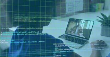 Bilgisayardaki video görüşmesi sırasında rapor tartışan çeşitli iş arkadaşlarının bilgisayar dilinin animasyonu. Dijital bileşik, çoklu pozlama, takım çalışması, kodlama, programlama dili ve teknoloji.