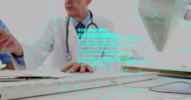 Röntgen raporu üzerinde tartışan çeşitli kıdemli erkek doktor sağlık çalışanlarının veri işleme animasyonları. Tıbbi sağlık ve araştırma teknolojisi kavramı