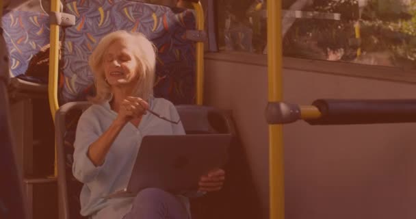 Mujer Mayor Caucásica Con Sus Gafas Uso Computadora Portátil Autobús — Vídeos de Stock