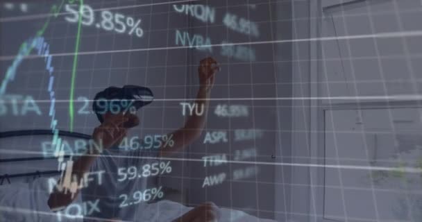 在家中佩戴Vr耳机的高加索人身上的股票市场数据处理动画 全球经济和虚拟现实技术概念 — 图库视频影像