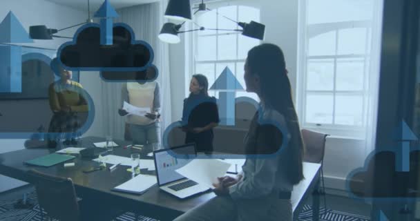 オフィスでの報告を議論する多様な女性の同僚以上の雲の上に矢のアニメーション デジタル複合 複数の露出 ビジネス ディレクション クラウドコンピューティング チームワーク テクノロジーコンセプト — ストック動画