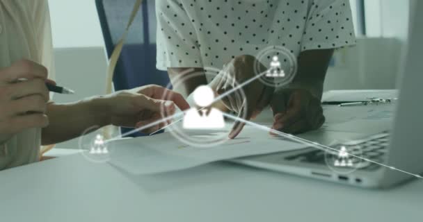 사무실에서 책상에 보고서를 동료에 아이콘의 애니메이션 디지털 팀워크 — 비디오