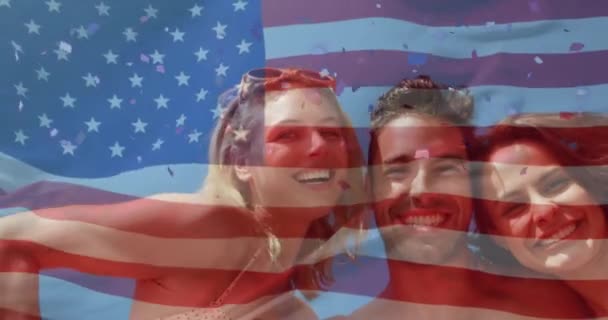 Animation Flagga Usa Över Kaukasiska Vänner Stranden Sommaren Usa Amerikansk — Stockvideo