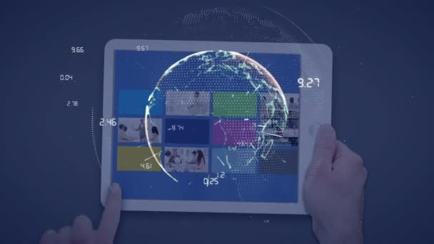 世界中の数字のアニメーション デジタルタブレットでビデオを見ている白人少女の手を切り取った デジタルコンポジット 複数の露出 ビジネス グローバル化 テクノロジーコンセプト — ストック動画