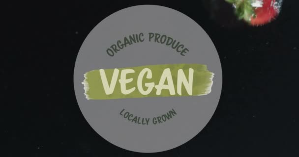 Animering Vegan Mat Text Över Frukt Som Faller Vatten Bakgrund — Stockvideo