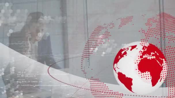 Animacja Globu Języka Komputerowego Biała Bizneswoman Rozmawiająca Przez Telefon Używająca — Wideo stockowe