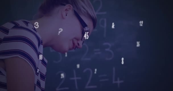 Animatie Van Getallen Symbolen Zweven Diverse Vrouwelijke Leraar Het Onderwijzen — Stockvideo