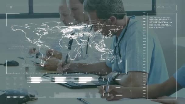 メモ帳に書かれている多様な医師を超える地図とローディングバーのアニメーション デジタル複合 複数の露出 ビジネス グローバル ヘルスケアのコンセプト — ストック動画