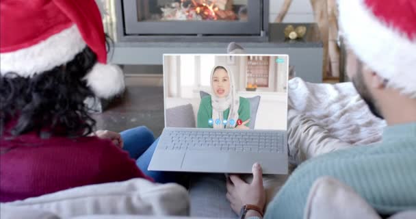Gelukkig Divers Koppel Vrouwelijke Vriend Met Kerst Laptop Video Oproep — Stockvideo