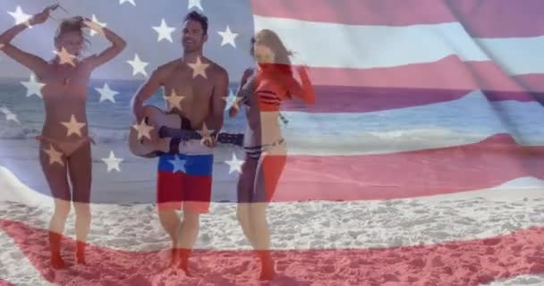 Animación Bandera Sobre Amigos Caucásicos Playa Verano Patriotismo Americano Bandera — Vídeos de Stock
