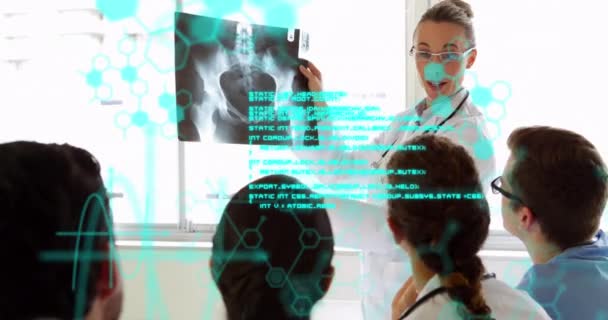 Doktorlar Ekibi Üzerinde Veri Işleme Animasyonu Hastanede Röntgen Üzerinde Tartışan — Stok video