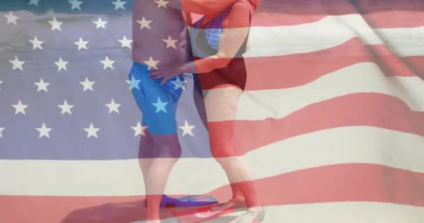 Yazın Plajda Amerika Bayrağının Kafkasyalı Yaşlı Çift Üzerinde Canlandırılması Usa — Stok video