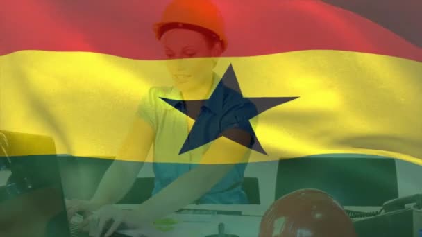 Animação Bandeira Ghana Acenando Sobre Mulher Branca Sorrindo Usando Capacete — Vídeo de Stock