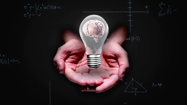 Animering Glödlampa Med Hjärnan Över Kvinnans Händer Och Matematisk Databehandling — Stockvideo