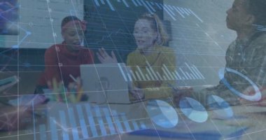 Grafiklerin, sayıların, yükleme çemberlerinin animasyonu, laptopta raporları tartışan çeşitli iş arkadaşları. Dijital bileşik, çoklu pozlama, rapor, iş, büyüme, planlama, takım çalışması ve teknoloji.